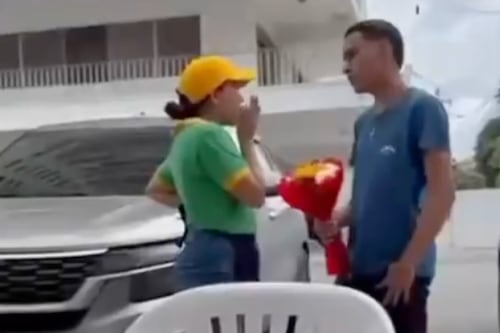 Intentó conquistarla con flores y mariachis en Salinas, pero terminó como el ‘soldado caído’ en redes sociales