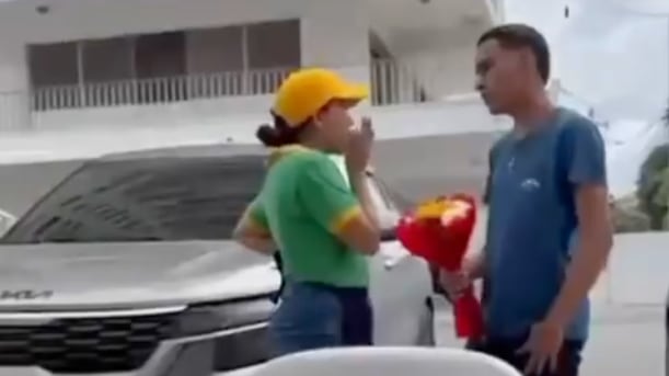 Intentó conquistarla con flores y mariachis en Salinas, pero terminó como el ‘soldado caído’ en redes sociales