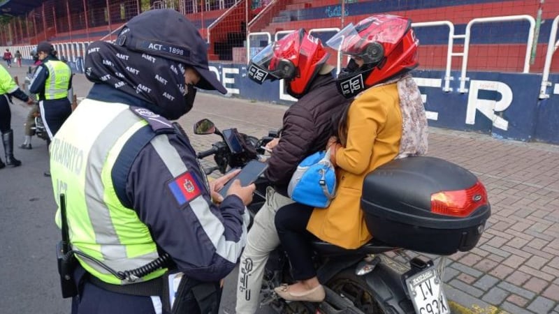 La multa para quienes incumplan con la prohibición de circulación de dos o más personas en motos en Quito