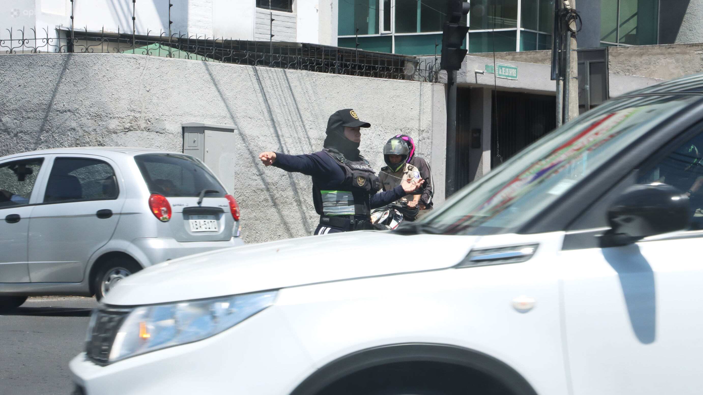 Agentes de Tránsito en el sector de los Shyris y Río Coca ayudan a descongestionar el tránsito durante los cortes de energía.