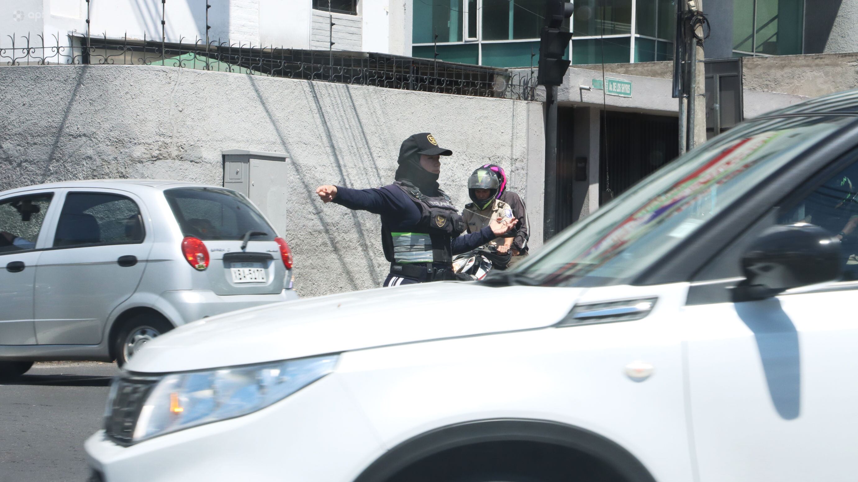 Agentes de Tránsito en el sector de los Shyris y Río Coca ayudan a descongestionar el tránsito durante los cortes de energía.