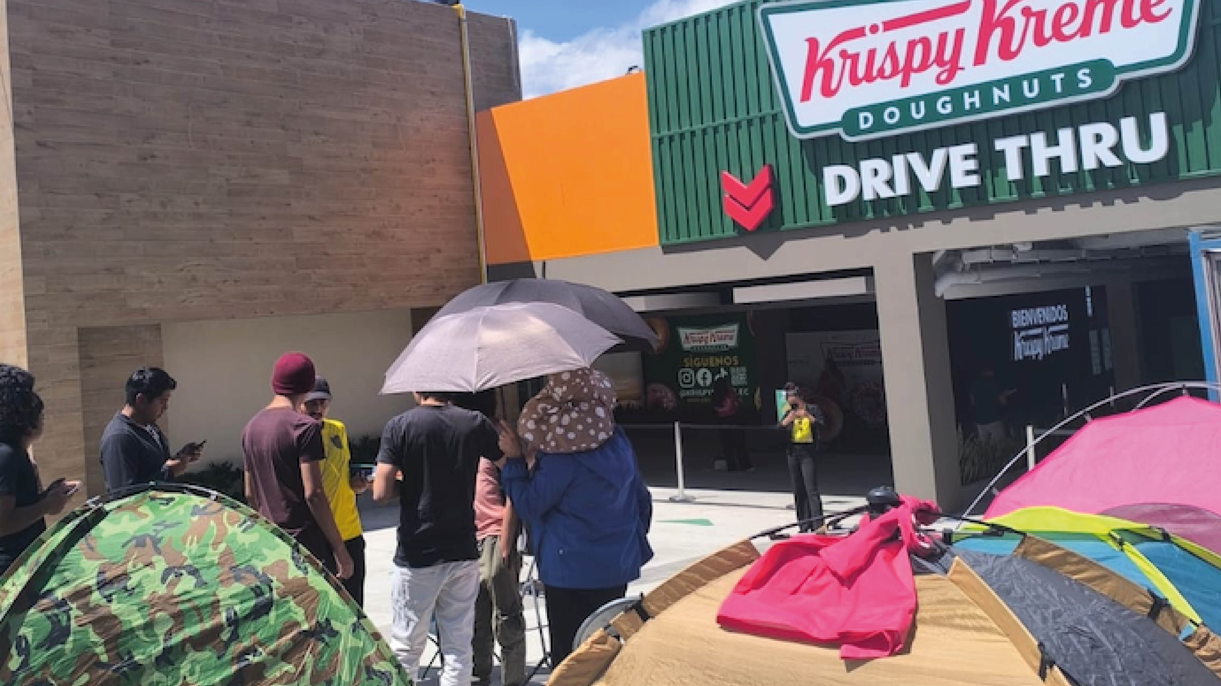 Krispy Kreme Quito: Clientes acampan para ser los primeros y llevar un año de donas gratis