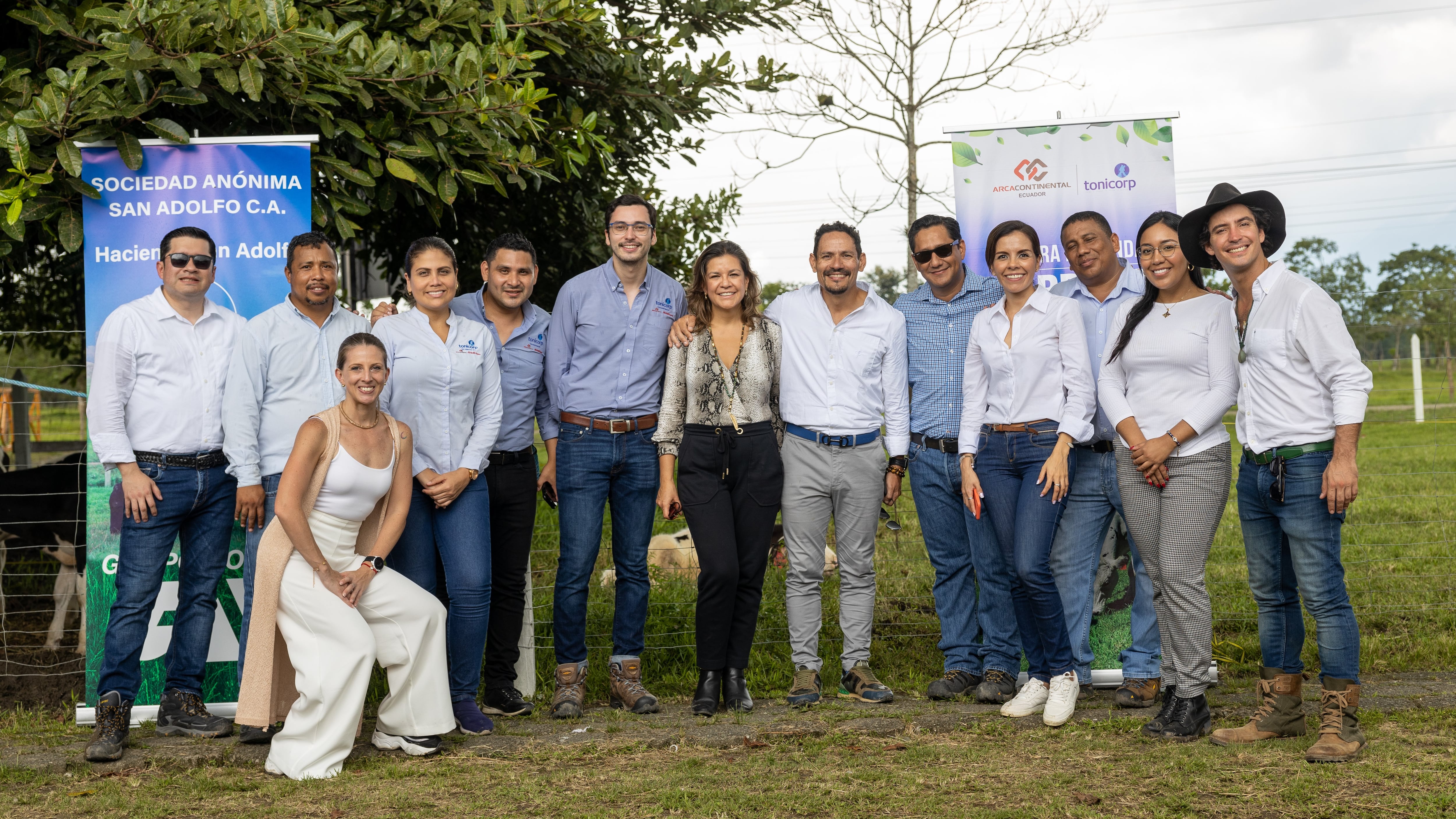 Representantes de Tonicorp y de la Hacienda San Adolfo, en el marco de la Certificaciones Carbono Negativo.