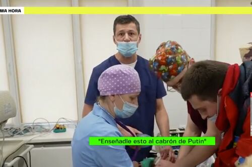 “Muéstrale esto al cabrón de Putin”: médico llora al no poder salvarle la vida a una niña de 6 años en Ucrania