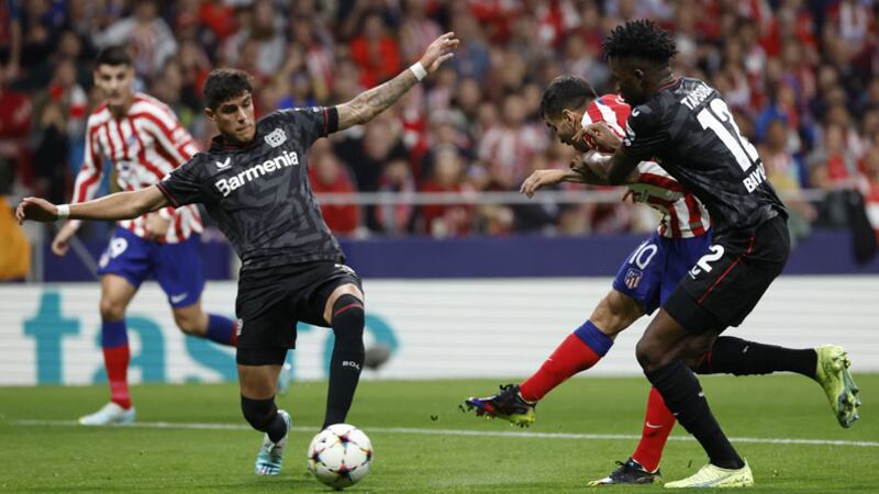 Piero Hincapié con el Bayer Leverkusen ante Atlético de Madrid