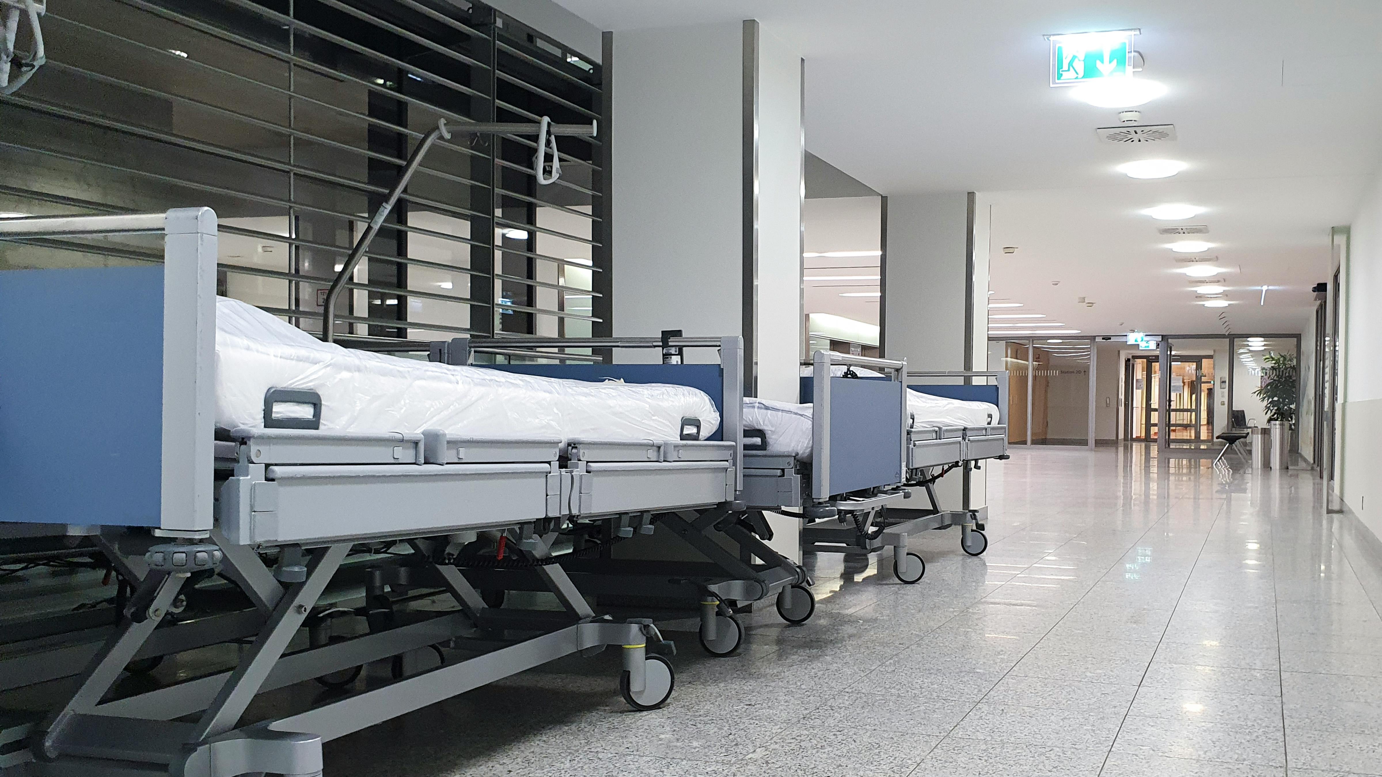 Enfermera de UCI revela las mismas tres cosas que la gente siempre dice antes de morir: “Siempre es lo mismo”