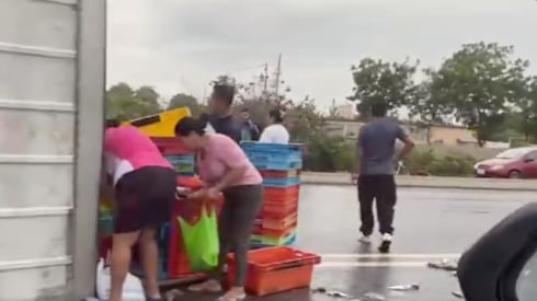 Camión con pescado se accidenta en Santa Elena y ciudadanos se llevan la carga