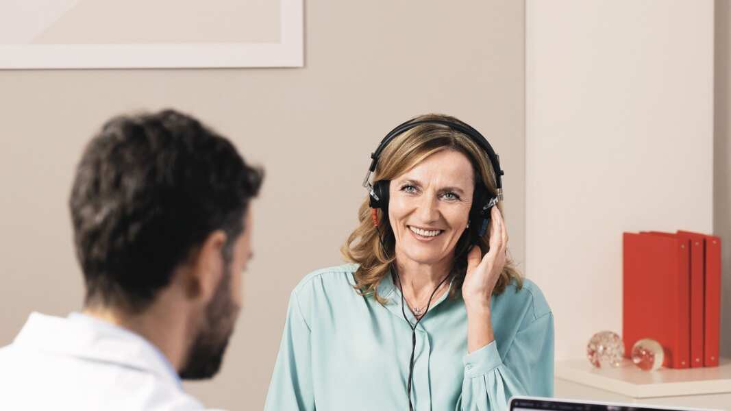 La multinacional se compromete a aumentar la conciencia y la accesibilidad de la atención auditiva.