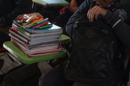En etapas escolares, estos consejos previenen problemas de salud en el cuello, pies y espalda de los niños