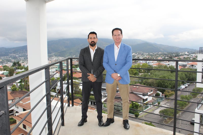 Juan José García, CEO de Mediabrands, y Hernán Cueva, CEO de Metro Ecuador