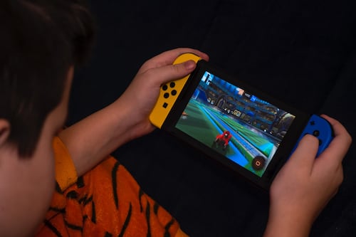 Niño convulsiona por uso excesivo de celular y videojuegos