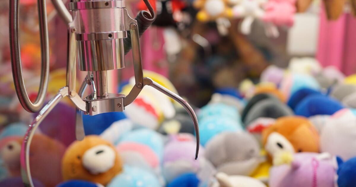 Familia mete a una niña en una máquina para robárselos.