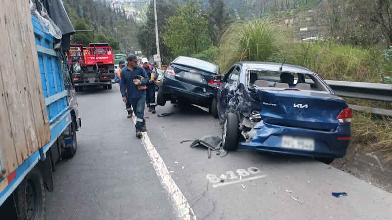 Múltiple accidente de tránsito en la avenida Simón Bolívar deja varios heridos en Quito. Foto: Cortesía