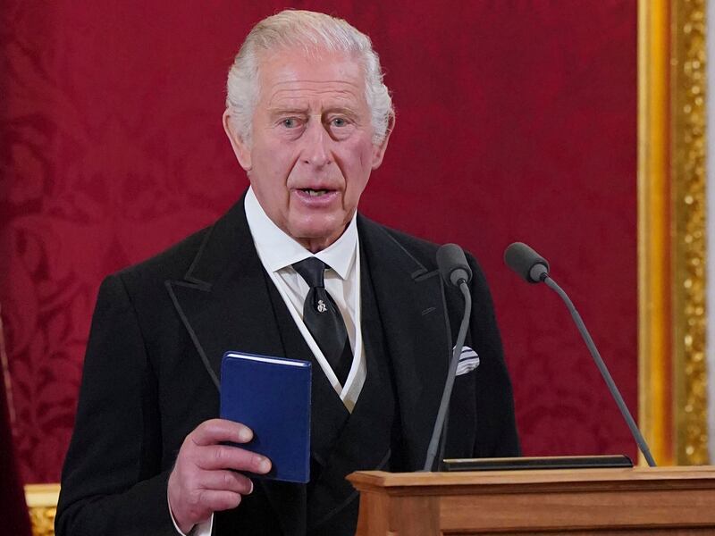 En el Palacio de St James, en Londres, el 10 de septiembre de 2022, donde es proclamado formalmente rey.