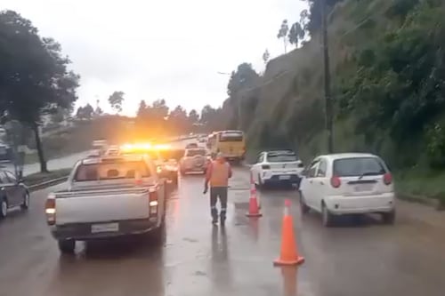 Deslizamiento en la Av. Simón Bolívar: dos carriles se mantienen habilitados en La Forestal