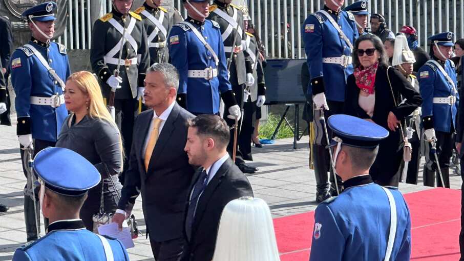 ¿Por qué se usan corbatas con colores vivos en la posesión de Daniel Noboa?