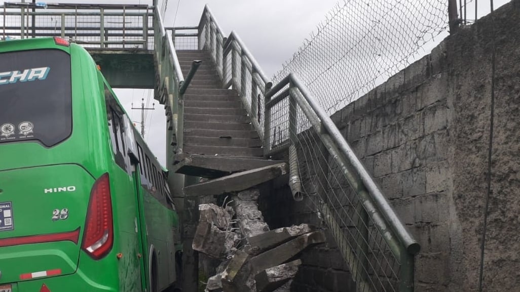 Quito: 26 heridos tras choque de bus interparroquial contra puente peatonal en Calderón