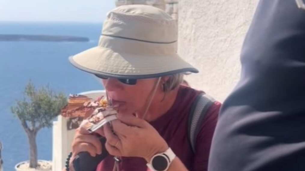 Turistas arruinan romántica pedida de matrimonio en las islas de Santorini