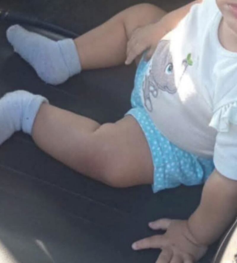 Una bebé fue hallada gateando sola en la carretera, su madre habría víctima de homicidio