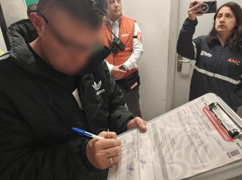 Sancionan a dos personas que ingresaron en estado etílico al Metro de Quito: una fue aprehendida por agredir a policías. Fotos: AMC