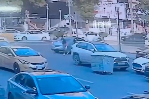 Video: secuestran a periodista estadounidense en Bagdad a plena luz del día