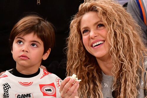 Atacan a Shakira por recoger a sus hijos con un atuendo poco apropiado