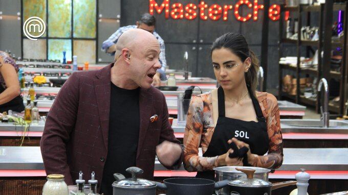 Sol recibiendo consejos del chef Jorge Rausch (Foto: Twitter @teleamazonasec)