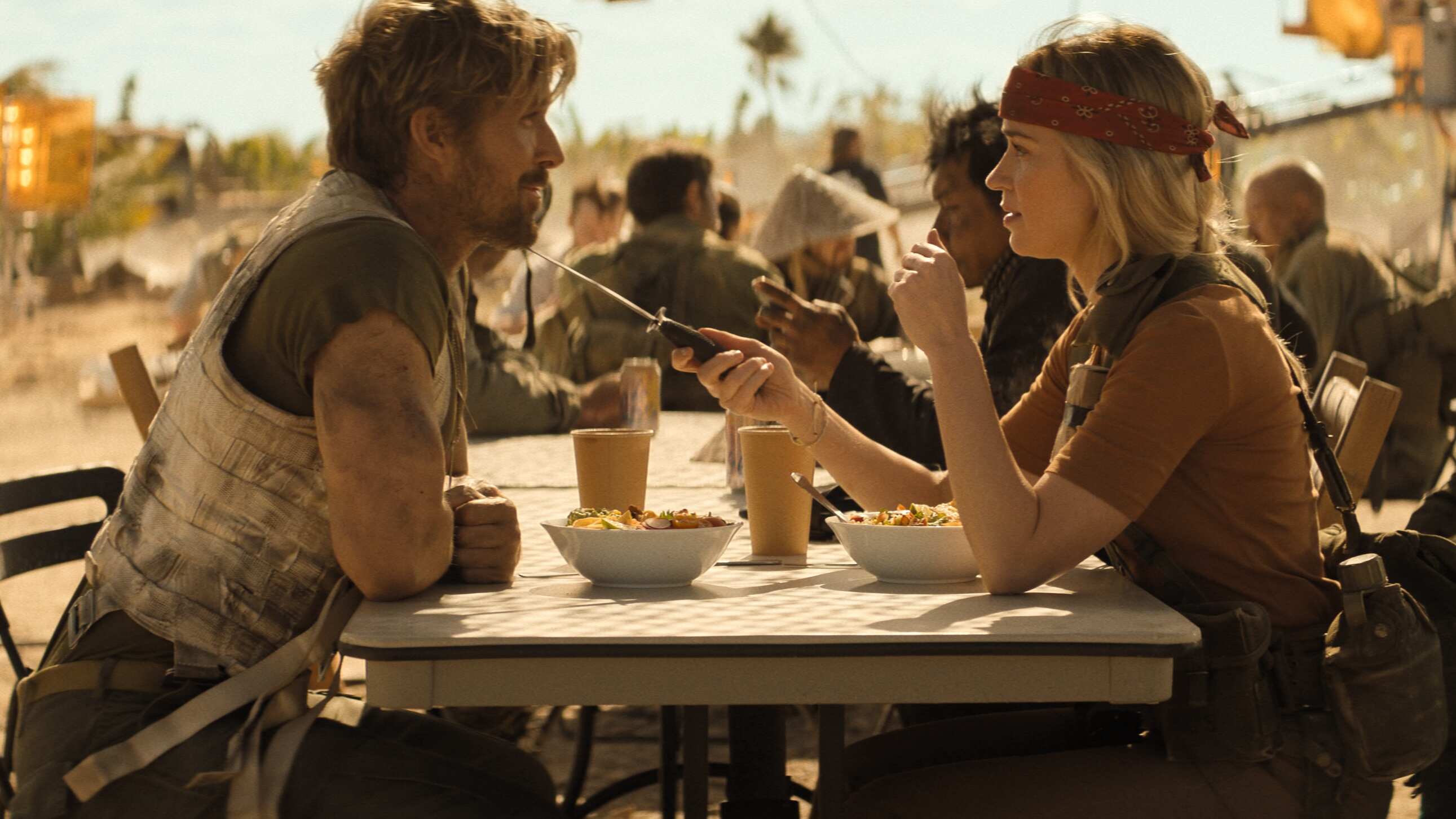 Emily Blunt y Ryan en la película Profesión Peligro