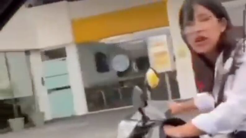 Mujer discutió con su ex, lo persiguió en moto y le rompió los vidrios del auto (VIDEO)