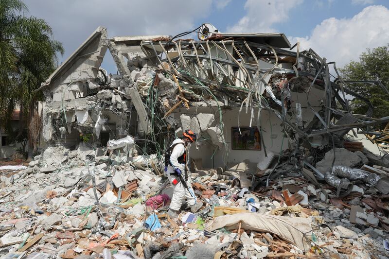 Un soldado israelí camina junto a una casa destruida por militantes de Hamas en el Kibbutz Be'eri el miércoles 11 de octubre de 2023