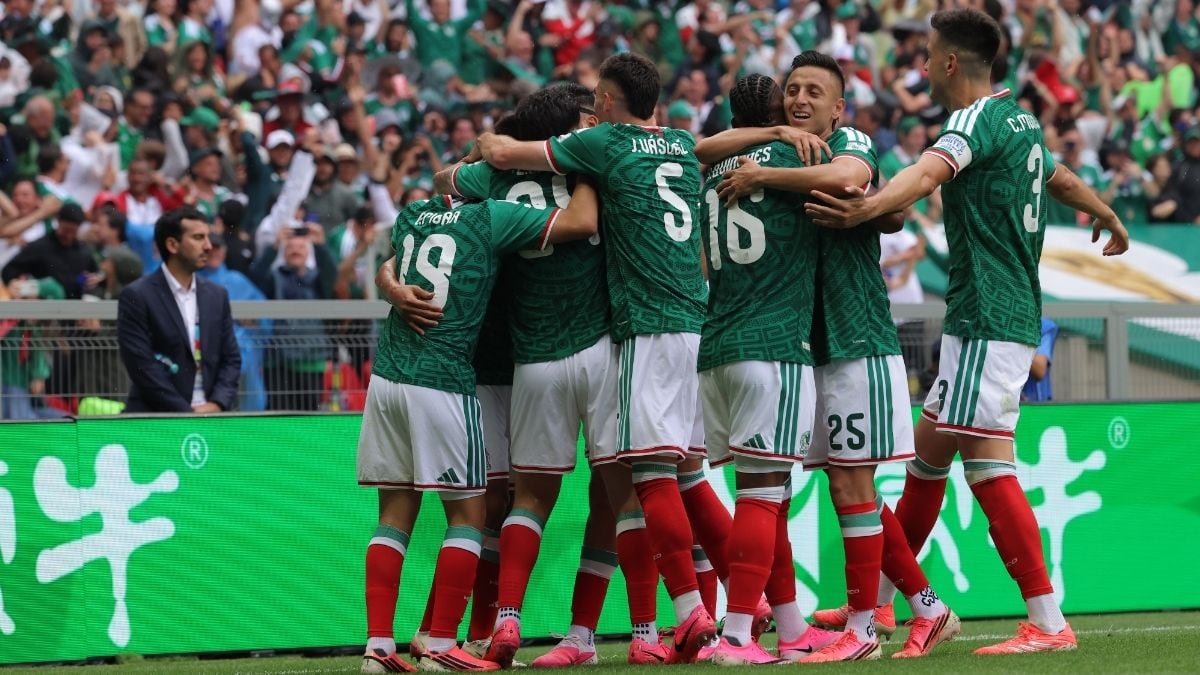 Jugadores de la Selección Mexicana celebran durante un partido. Caliente.mx anunció que será Proveedor Oficial de la Copa Mundial de la FIFA 2026™ en México.