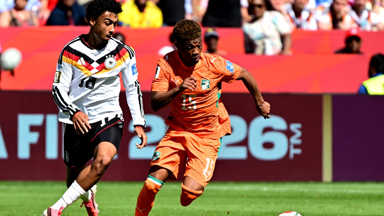 Nathaniel Brown de Germany (I) y Amad Diallo de Costa de Marfil (D) y quien le hizo el gol del triunfo al Ecuador, pelean una pelota en tierras canadienses.