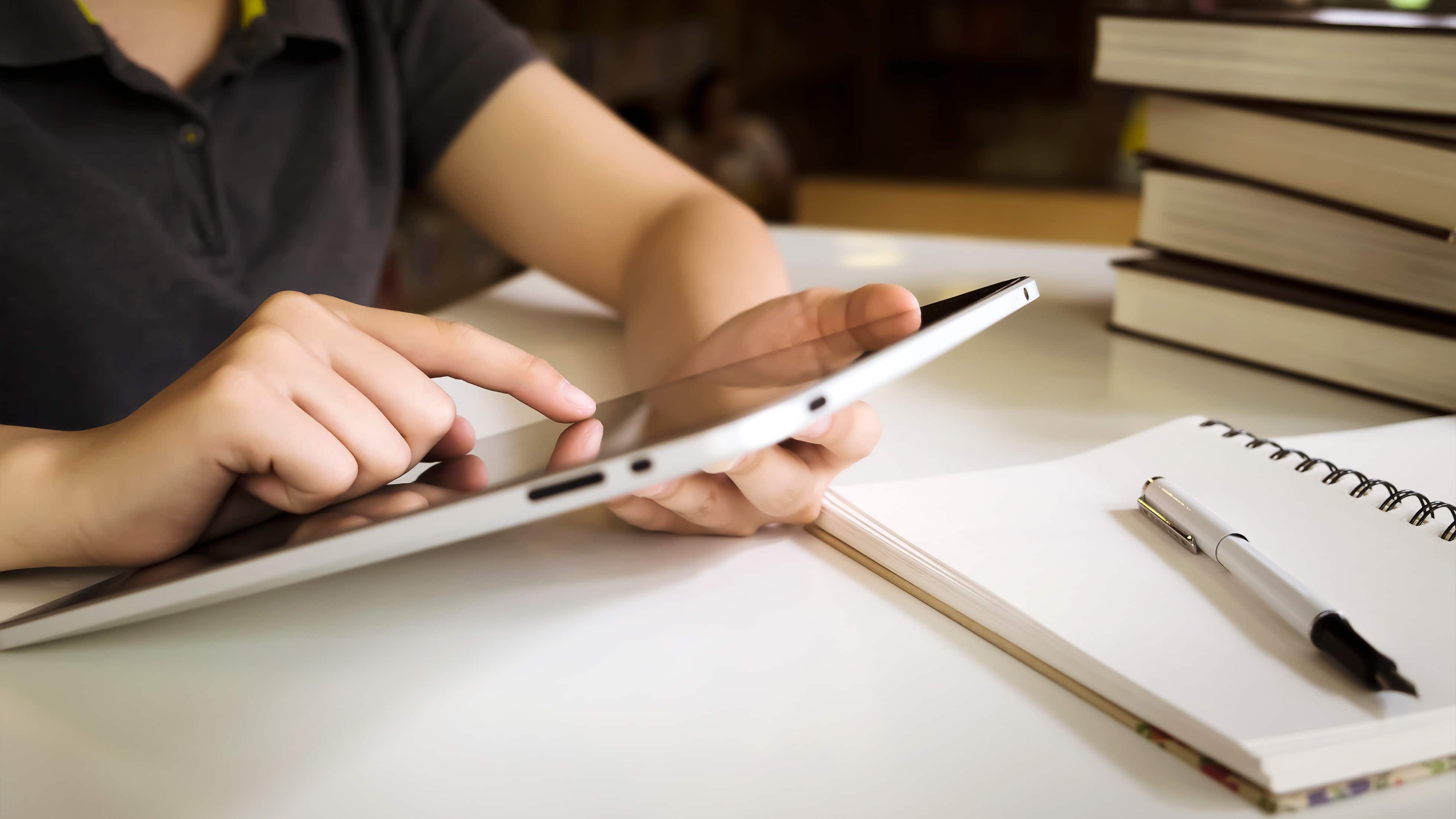 A medida que la tecnología se integra cada vez más en la vida cotidiana y en los entornos de trabajo, preparar a los jóvenes para un mercado laboral digital se ha vuelto una prioridad. Foto: Freepik.