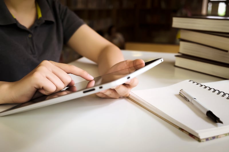 A medida que la tecnología se integra cada vez más en la vida cotidiana y en los entornos de trabajo, preparar a los jóvenes para un mercado laboral digital se ha vuelto una prioridad. Foto: Freepik.