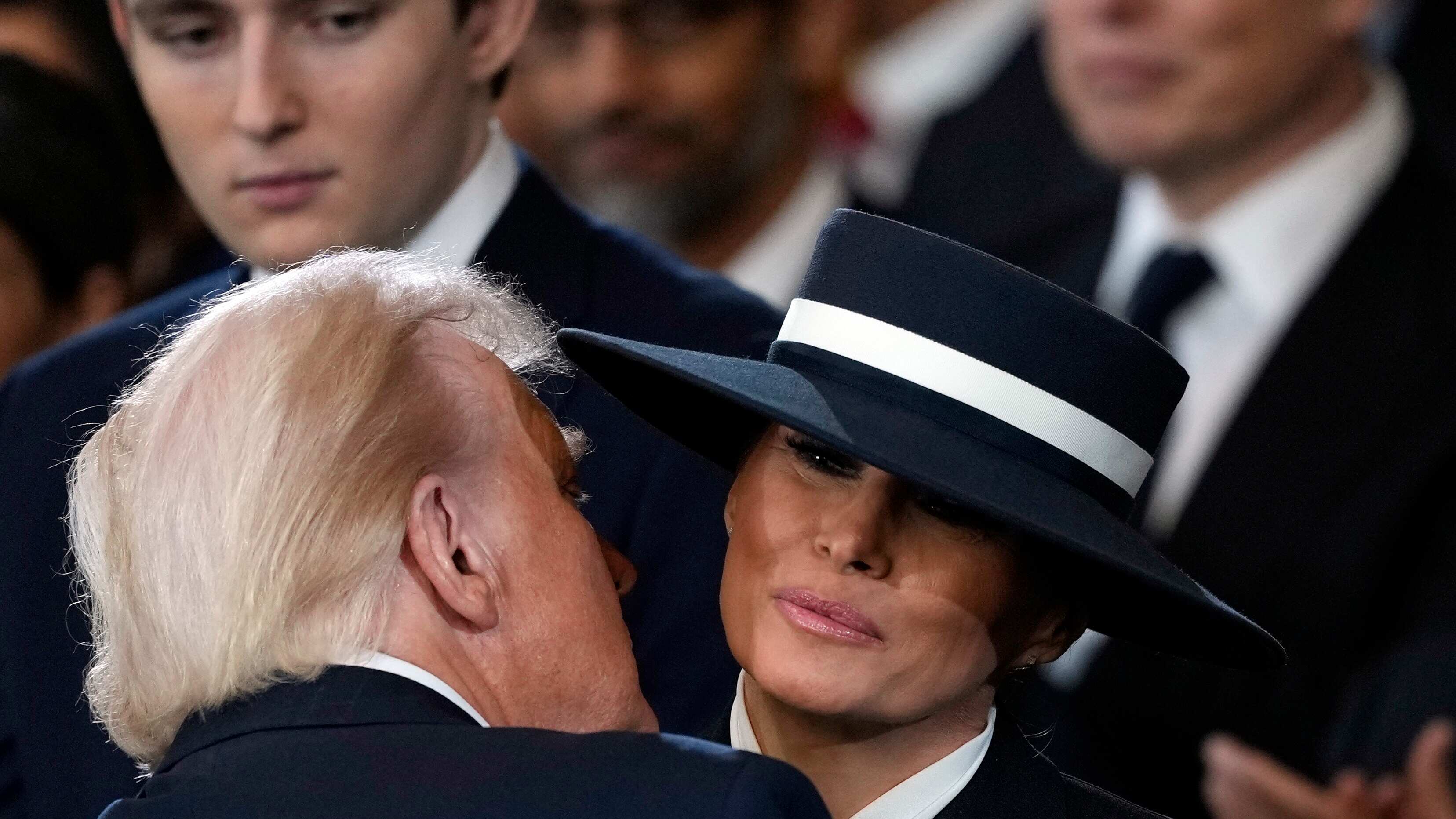 El presidente estadounidense, Donald Trump, intenta besar a la primera dama Melania Trump durante la 60ª toma de posesión presidencial en la rotonda del Capitolio de Estados Unidos en Washington, DC, EE.UU., 20 de enero de 2025. EFE/EPA/JULIA DEMAREE NIKHINSON / PISCINA
