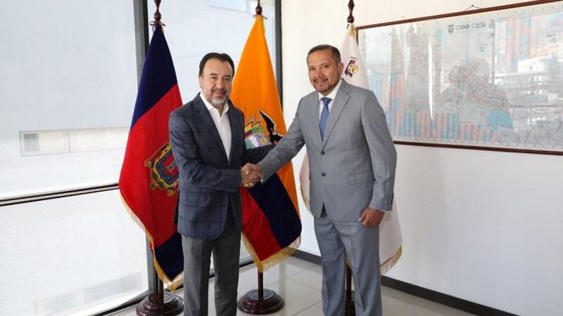 Pabel Muñoz, alcalde de Quito, posesionó a Washington Martínez como nuevo director de la AMT