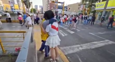 La influencer japonesa Nanatty ofrece disculpas de rodillas a un vendedor en Lima tras confundirlo con un estafador; momento se volvió viral.