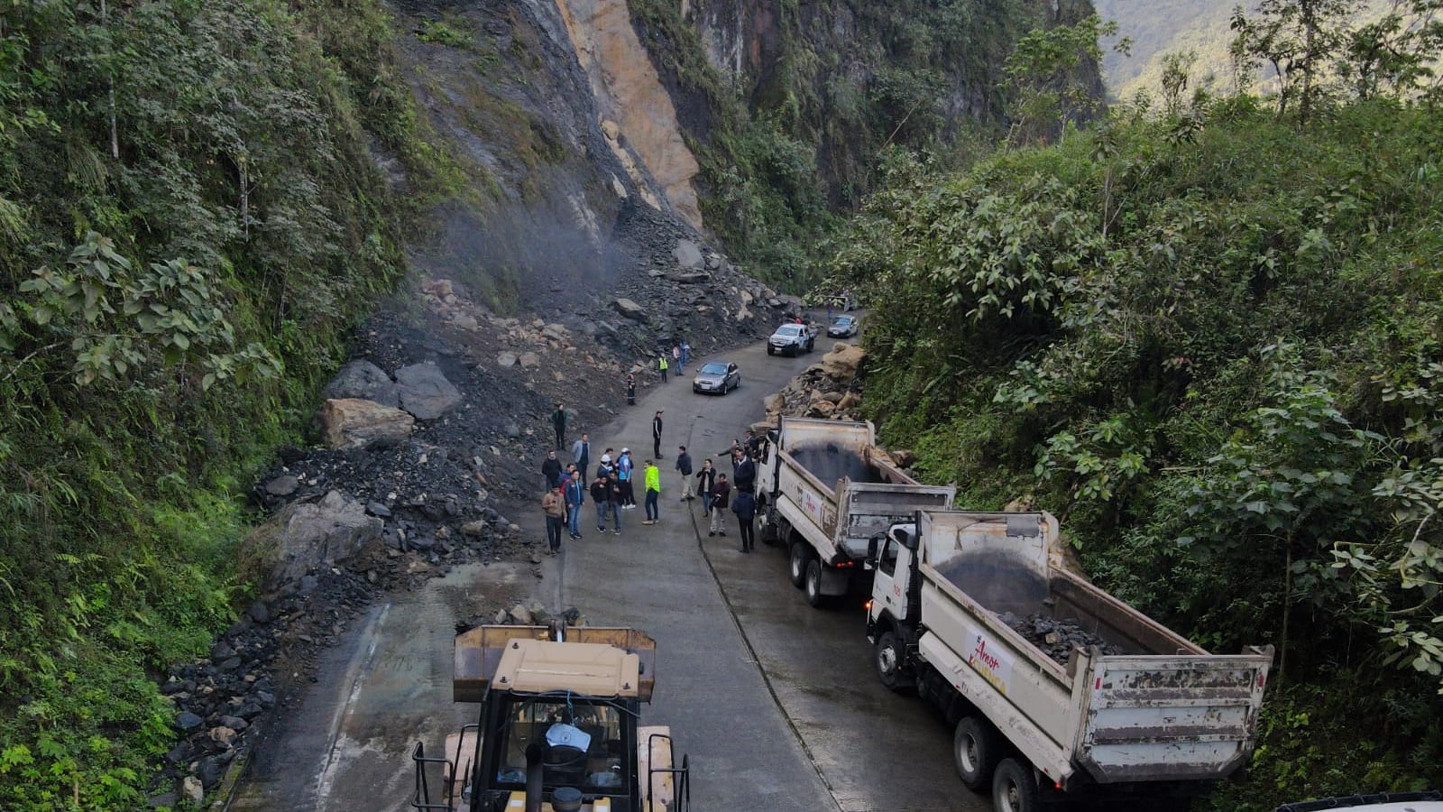 Vía Cuenca-Molleturo recibe mantenimiento