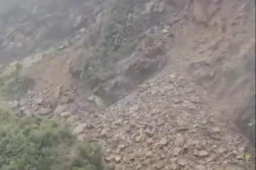 Así fue el impactante deslizamiento de tierra bloquea la vía Cuenca-Gualaceo-Limón-Macas