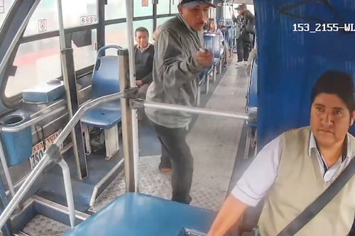 “¡Dame el teléfono!“: Con cuchillos en mano asaltaron a pasajeros de bus en el sur de Quito