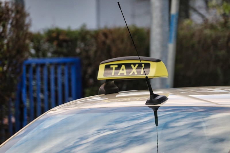 Famoso periodista denunció a un taxi que le cobró más de 100.000 al recogerlo del aeropuerto
