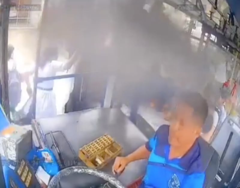 Estudiante cayó de un bus en movimiento