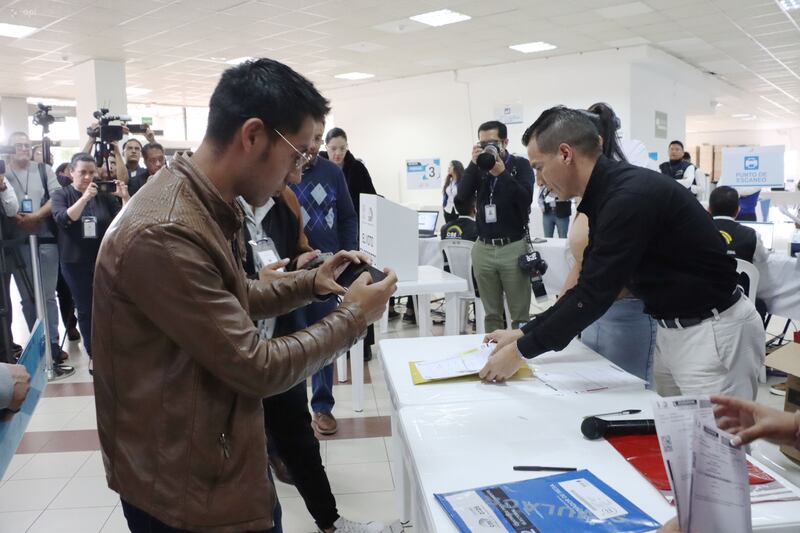 Consejo Nacional Electoral presenta la explicación del paso a paso de la Urna al Escrutinio de tu voto y sobre el uso del celular en el momento de sufragar. 
Actores políticos podrán graficar las actas del Escrutinio , Centro de Convenciones Bicentenario. 
Fotos : API / Rolando Enríquez