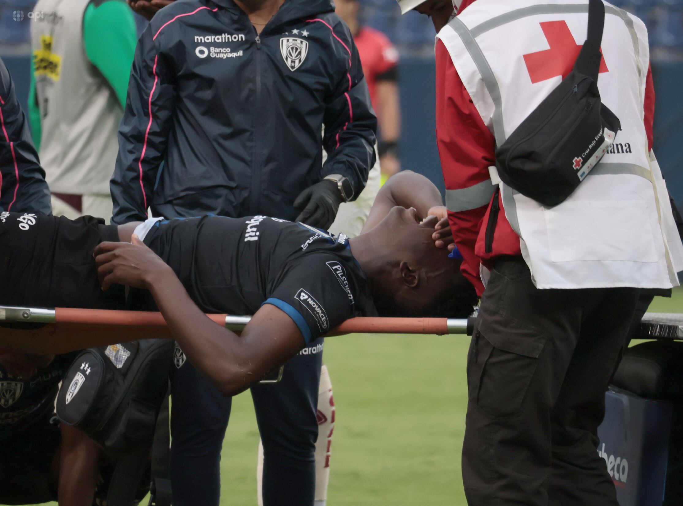 ¡Entrada ‘criminal’! Brian Negro de Mushuc Runa le rompió la pierna a Jean Arroyo Vernaza del IDV