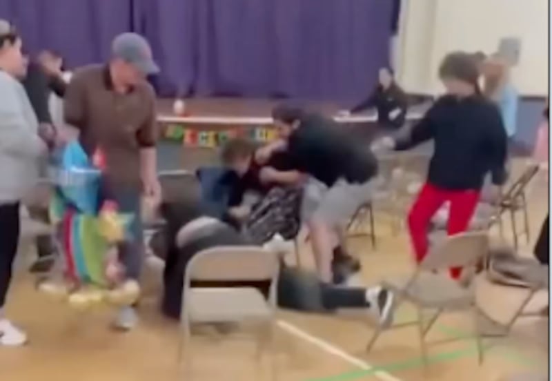 VIDEO: Padres protagonizan pelea por asientos durante graduación de jardín de niños en Estados Unidos - Fuente: Video de X