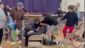 VIDEO: Padres protagonizan pelea por asientos durante graduación de jardín de niños en Estados Unidos - Fuente: Video de X