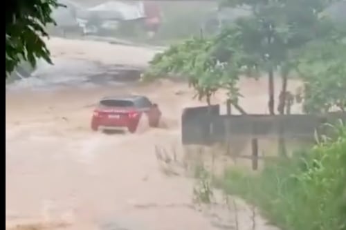 VIDEO: Auto fue arrastrado por la corriente tras intentar cruzar una zona inundada