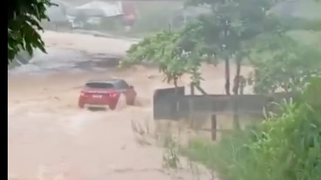 Auto es arrastrado por la corriente - Fuente: Video de X