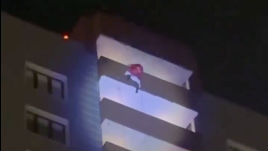 VIDEO: un hombre disfrazado de Papá Noel se cayó del piso 25 de un edificio.