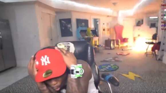 Kai Cenat, influencer de Estados Unidos, durante un stream donde casi queda su habitación por juegos artificiales